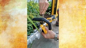 Аккумуляторный триммер Dewalt. Маленький помощник в больших делах
