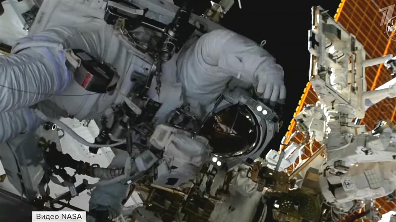 Новости 1 канал 2 апреля. Космонавты русские и американские МКС. МКС сейчас. Международная Космическая станция сейчас. Работа в открытом космосе на МКС.