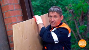 Как переносить фанеру в одиночку. Доброе утро. Фрагмент выпуска от 04.10.2021