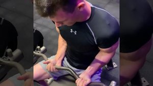 Андрей Качалин. Подъём штанги на бицепс сидя