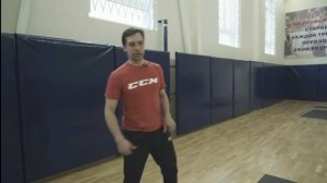 Формирование посадки и основной стойки хоккеиста в тренировках вне льда.