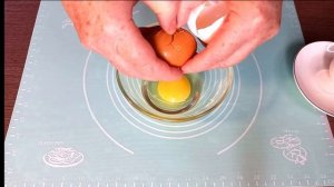 Изумительный вкус закуски из грибов и яиц с помидором на сковороде для семьи