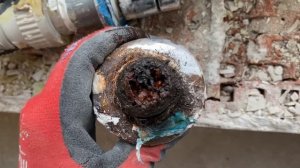 Почему нет воды во всем доме? Оцинкованная муфта на полотенцесушителе полностью заросла ржавчиной.