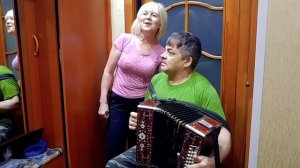 ? Под окном широким! Муж играет на гармони и жена поет Мимо этой вишни мимо этой хаты под гармонь