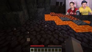 Троллинг Девушка НУБ в АДУ! ДАЮ ДЕНЬГИ за ВЫЖИВАНИЕ! троллинг ловушка в Майнкрафт ? Elfinka PLAY!