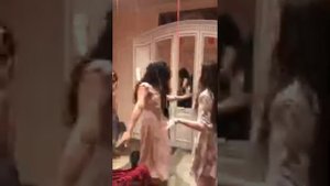 Красивые молодые цыганки танцуют дома ???