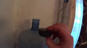Из чего сделать пробку для пластиковой бутылки на 19л.