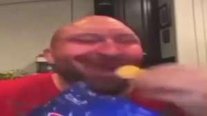 Лысый мужик ест чипсы и улыбается