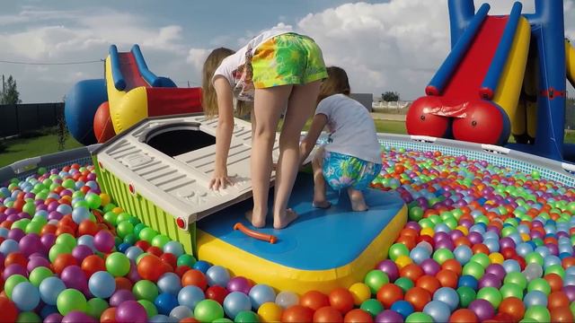 Гигантский бассейн с шариками | Пластиковые шарики и Батут | Аквапарк дома DIY смотреть онлайн