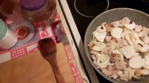 ЖАРКОЕ ИЗ СВИНИНЫ С ЛУКОМ И СЛАДКИМ ПЕРЦЕМ.