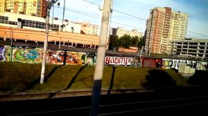 Граффити из окна поезда. Что рисуют на заборах в Москве.