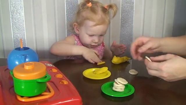 Лепим пельмени из теста-пластилина. Dumplings dough - of plasticine