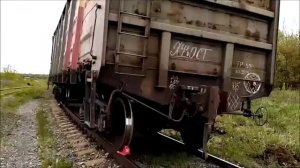 Заброшенные товарные вагоны на железной дороге