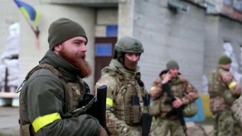 Украинские СМИ публикуют кадры с иностранными наемниками в рядах радикалов
