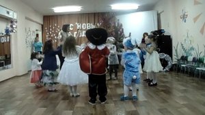 Весёлая новогодняя песенка " Давайте мы попрыгаем"