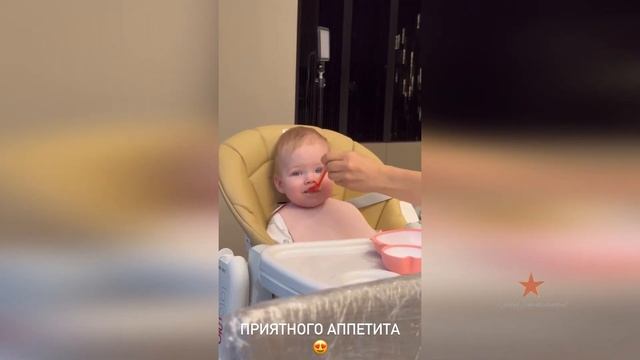 Дочка Ольги Орловой Аня на завтраке!