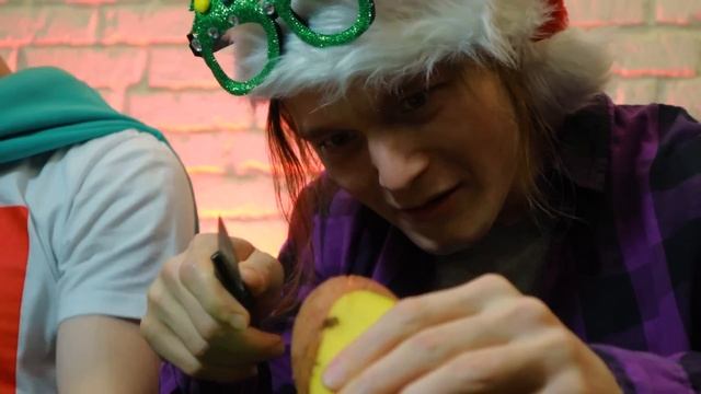 КТО ВЫРЕЖЕТ ЛУЧШУЮ ФИГУРКУ ИЗ КАРТОШКИ ЧЕЛЛЕНДЖ! смотреть онлайн