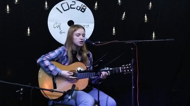 Аня Брылина с песней (С тучки на тучку) в клубе 102db Сургут СМ 21.06.2019(11) смотреть онлайн