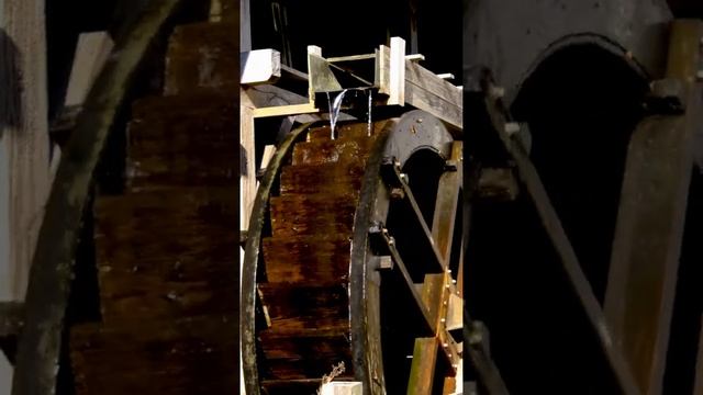 old waterwheel is working.shorts/старое водяное колесо.работает