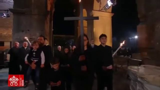 В ночь на 16 апреля в Риме прошёл крестный ход. Крест в Колизей несли вместе украинка и россиянка смотреть онлайн