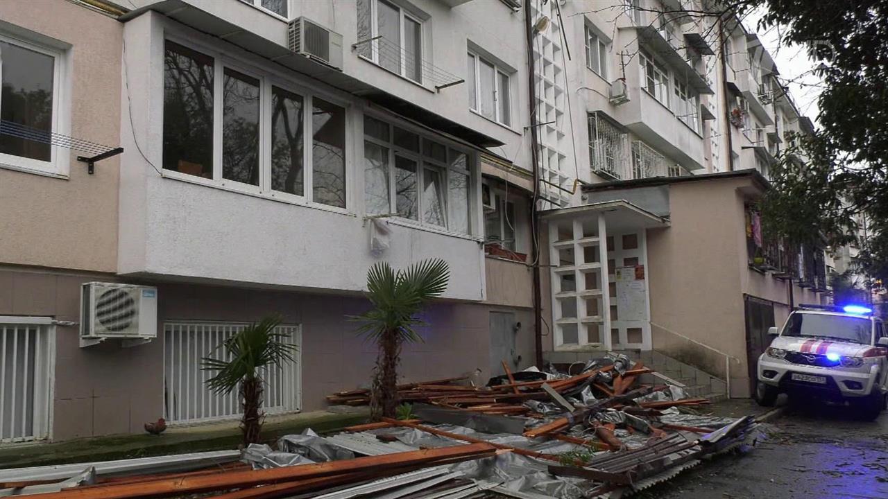 В Сочи устраняют последствия мощного шторма
