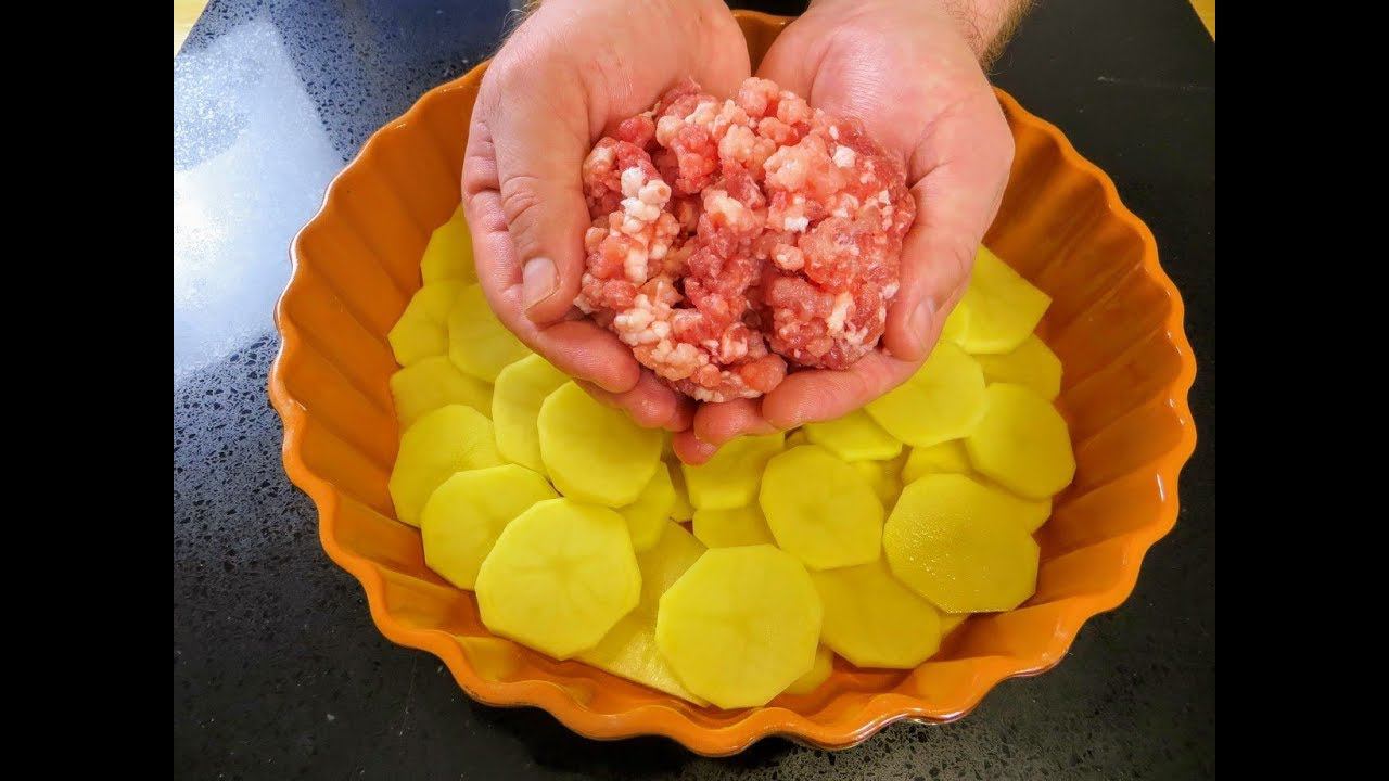 Посыпьте "сыром бедняка" после заливки / Потрясающее блюдо из картофеля и фарша / Другая Кухня