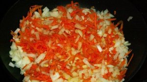 Куриные сердечки с луком и морковью