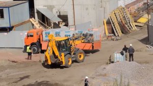 Трактор погрузчик разгрузит только половину Бортового Грузовика Камаза
