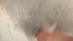 Смыть побелку в глиняном или саманном доме. Без пыли.