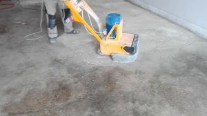 Шлифовка старого бетона в паркинге.
