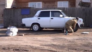 Замена колес на летние Классика автомобиль ваз 2105 (Classic car VAZ 2105)