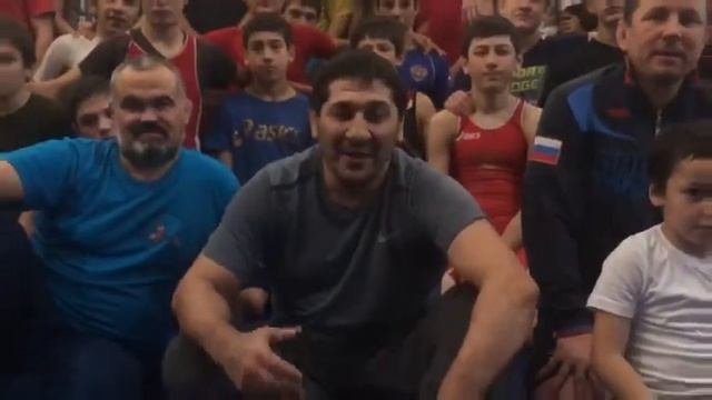 Ислам Дугучиев вместе с юношеской сборной поздравляет Рубена Татуляна