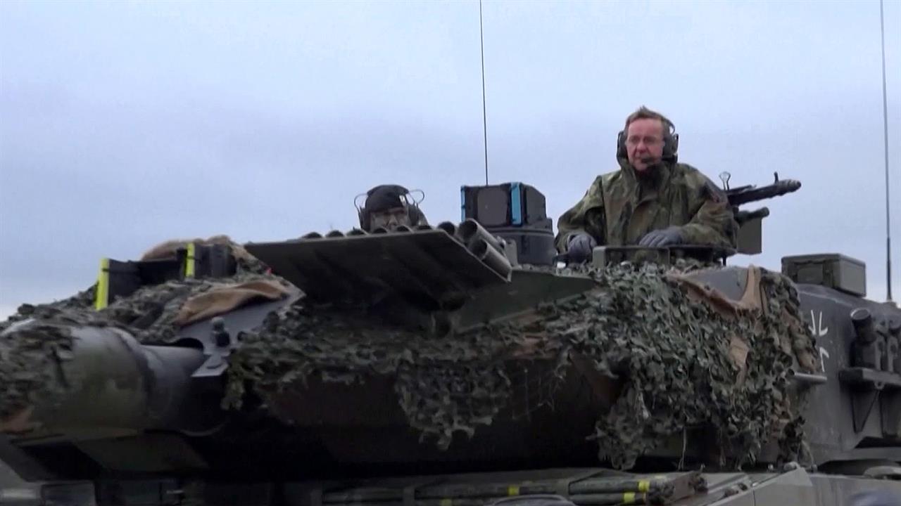 Министр обороны Германии решил лично оценить, как ...дорожью ездят немецкие боевые танки "Леопард-2"