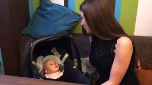 Гуление ребёнка. Ребёнку 2,5 месяца. В кафе с новорождённым. Грудничок.