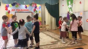 музыкальная игра "Чей кружок быстрее собирется"
