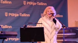 Анне Вески и её #хит Позади крутой поворот на РУС-EST. Горячий #поклонник с цветами #песня #шлягер