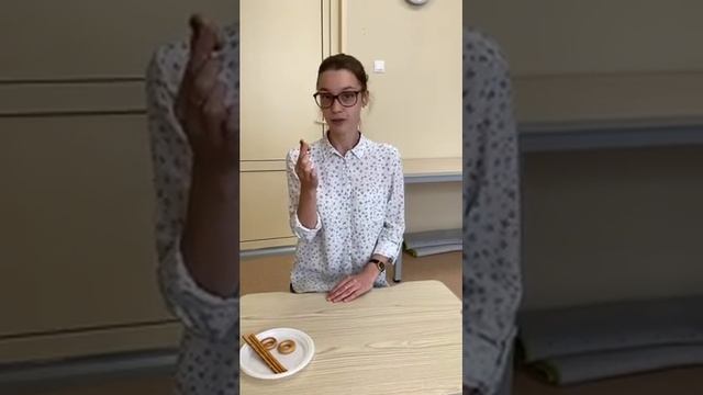 Веселая съедобная артикуляционная гимнастика для детей с РАС с сушками и хрустящими палочками