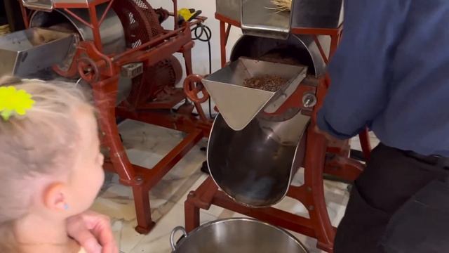 Такой горячий шоколад никогда не пробовала! Приготовление шоколада в Мексике. смотреть онлайн