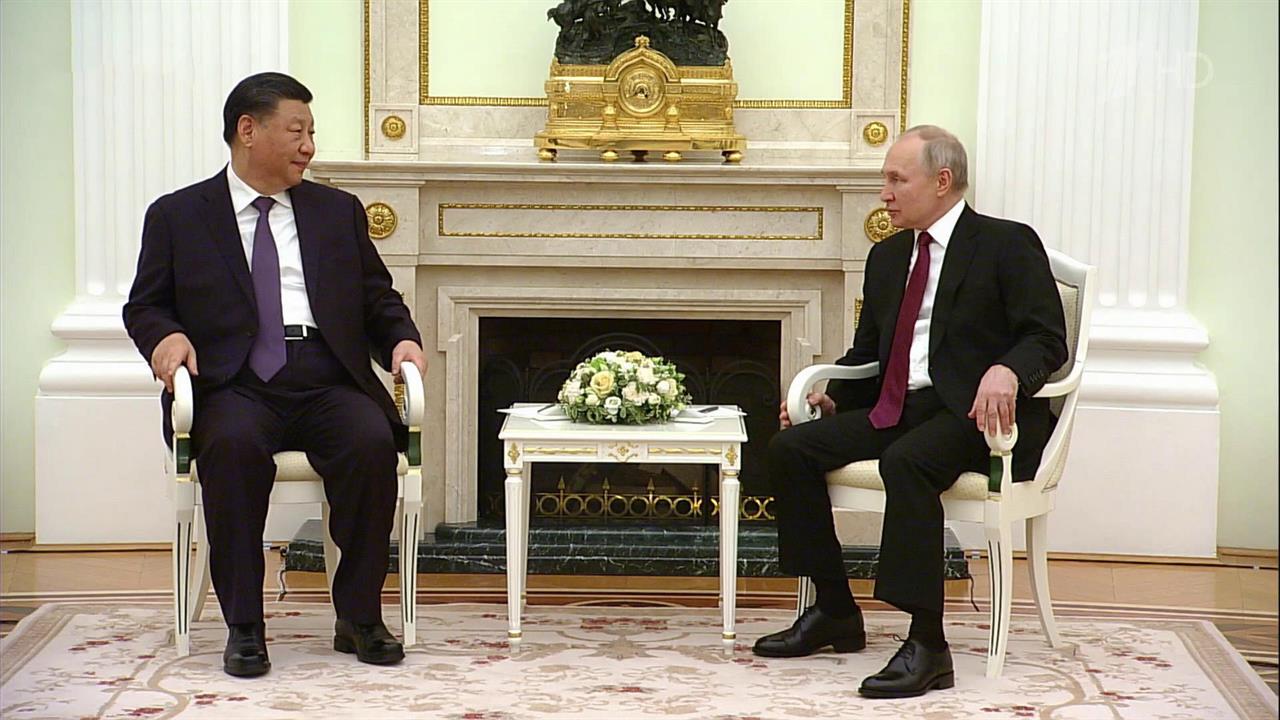 Владимир Путин принимает в Кремле Си Цзиньпина, который после переизбрания прибыл в Россию