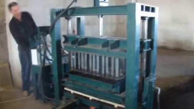 Видео работы вибропресса Вибромастер-СуперПресс-1500