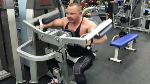 Подъем согнутых рук через стороны вверх в тренажере