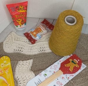 Подарки от вязальной подруги.