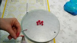 Украшение торта кремом БЗ на мастичном покрытии.