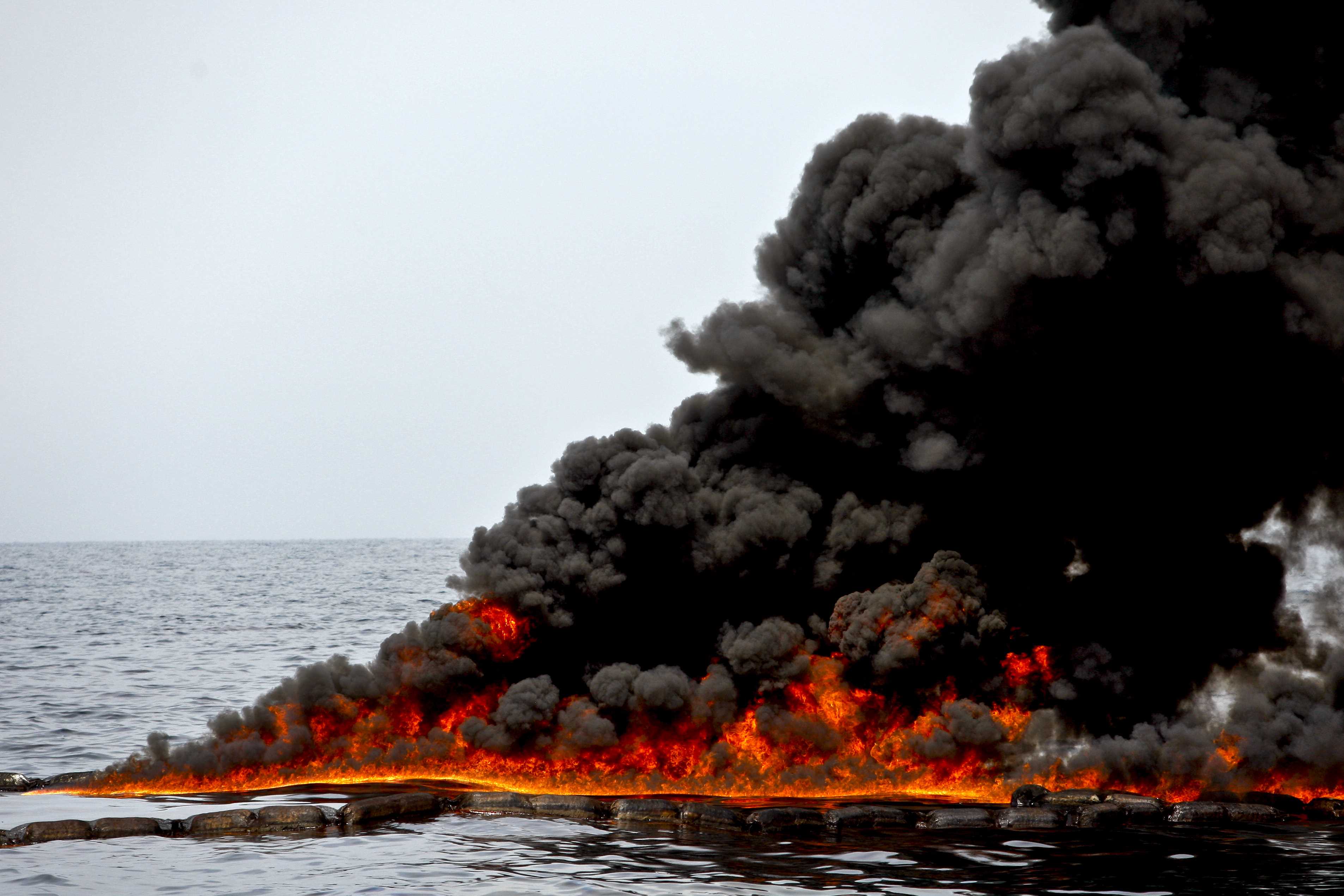 Взрыв на поверхности воды. Чёрное море горело в 1927. Взрыв нефтяной платформы Deepwater Horizon. Черное море горит сероводород. Горящее море.