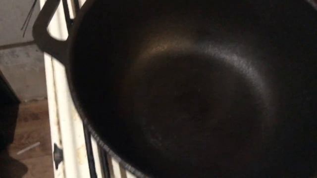 Чугунная кастрюля Майстерня Maysternya 3л. После подготовки к использованию. смотреть онлайн