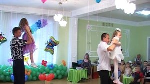 Красивый танец на выпускном в детском саду