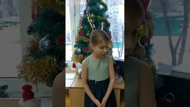 Ушакова Мария 5 лет.  Стихотворение "Новый год"