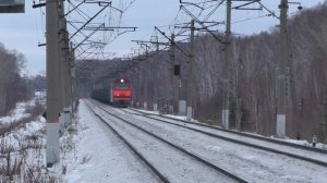 "По неправильному пути". 2ЭС6-109 "Синара" с грузовым поездом отправляется со станции Храмцовская