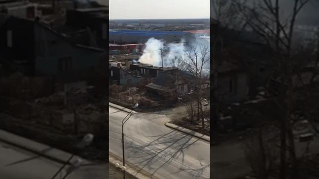 Горящий гараж потушили пожарные в Южно-Сахалинске смотреть онлайн