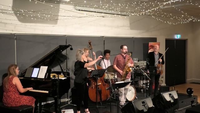 Comes Love - Katrina's Sweetheart Six (Valentine's Day Special) смотреть онлайн